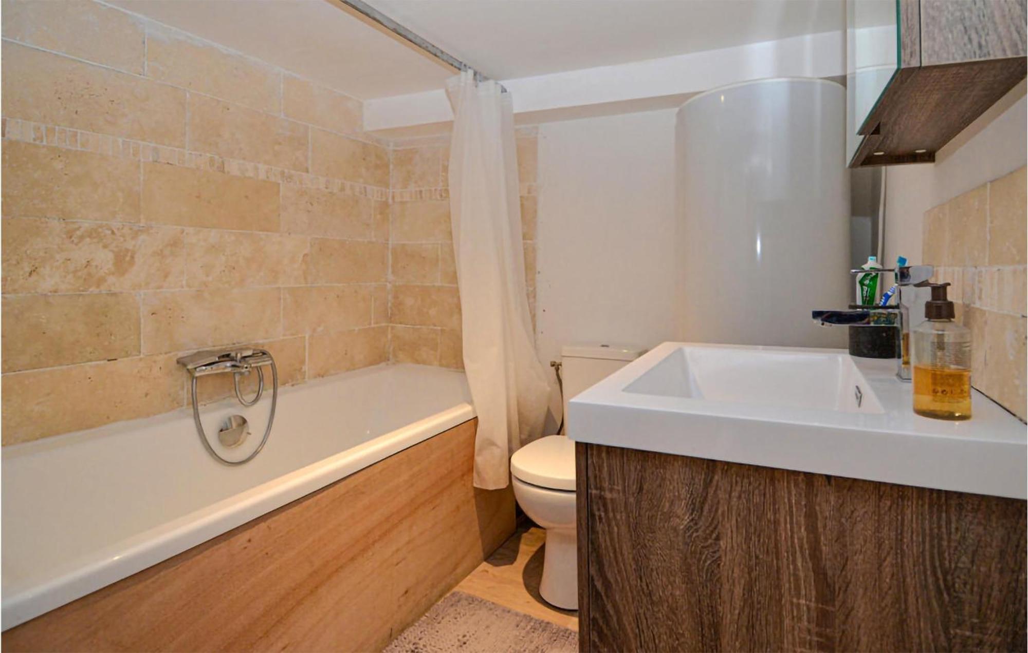Awesome Apartment In Pujaut With Swimming Pool 外观 照片