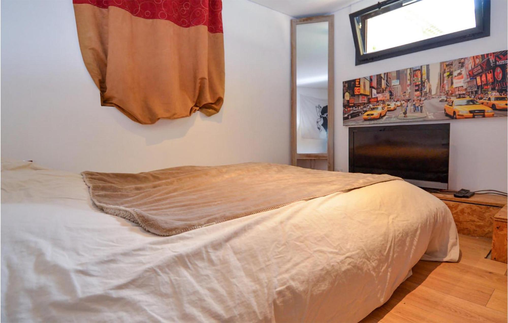 Awesome Apartment In Pujaut With Swimming Pool 外观 照片