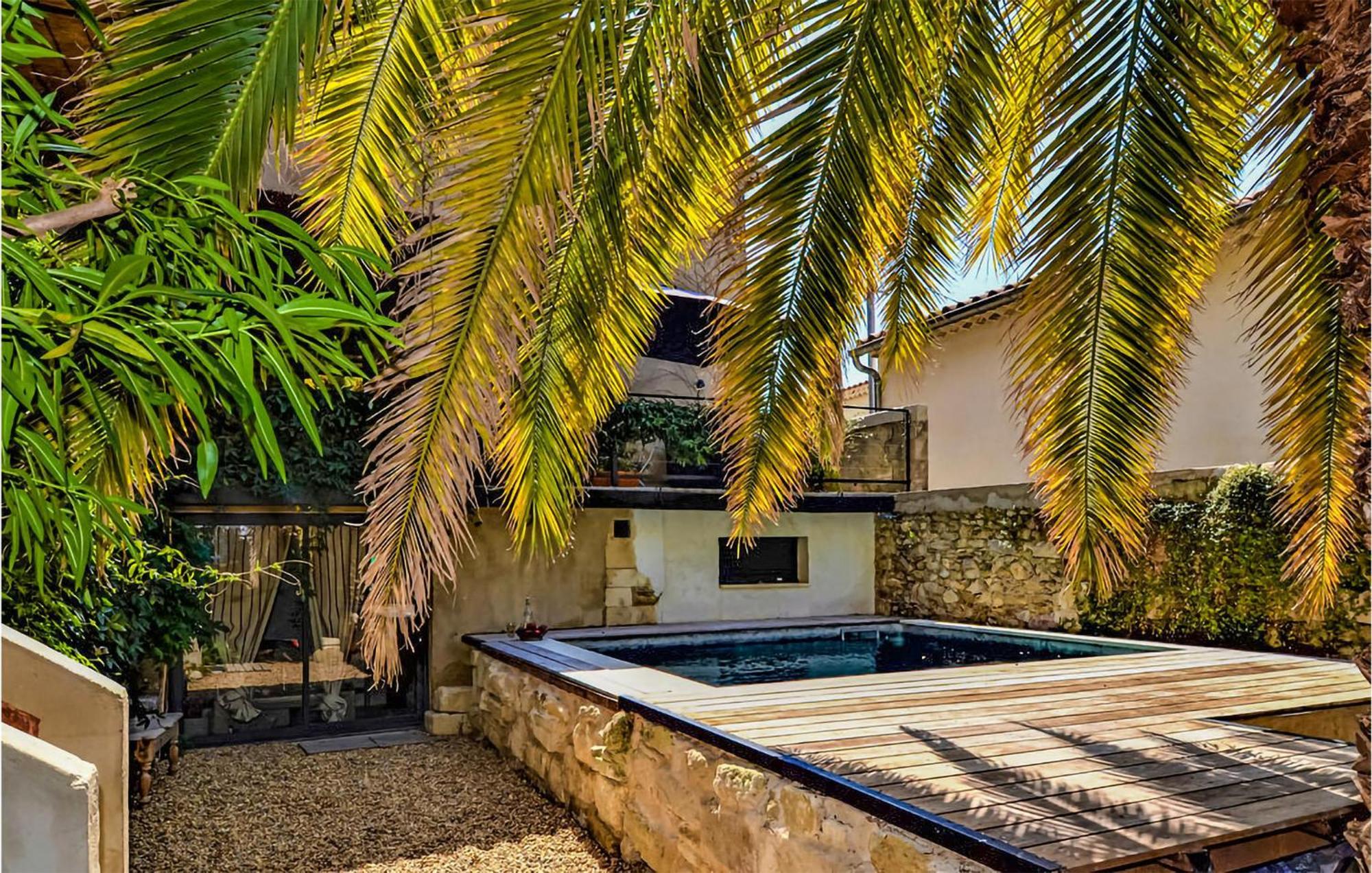 Awesome Apartment In Pujaut With Swimming Pool 外观 照片